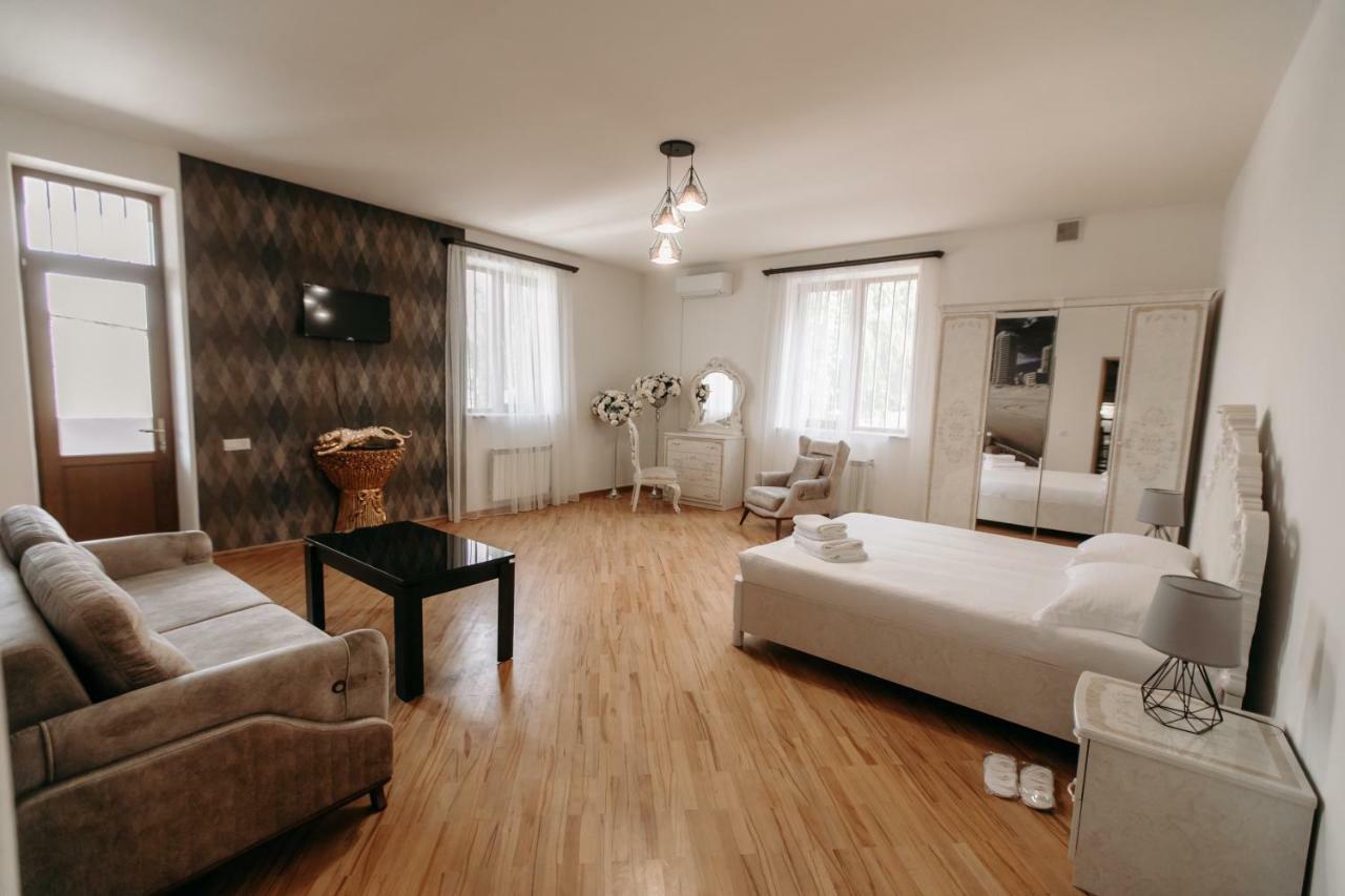 Castle Family Hotel Jerevan Exteriör bild